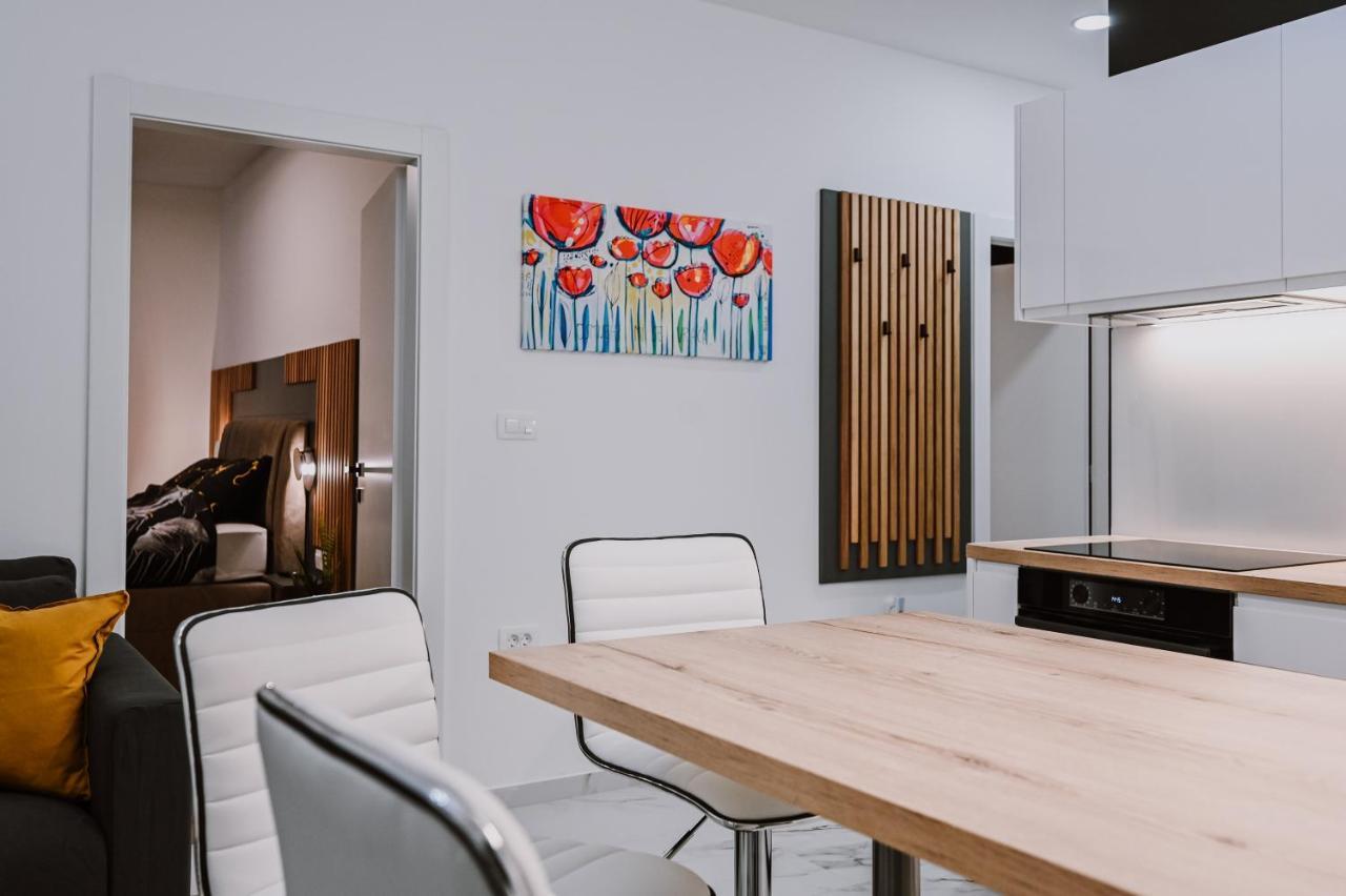 Old Square Apartment Rijeka Exterior photo